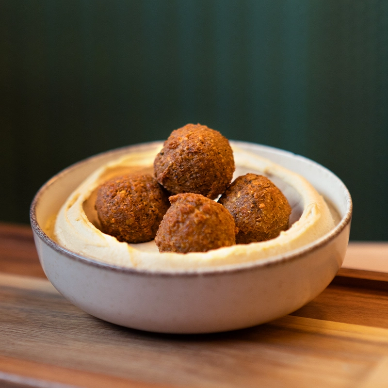 Libanski humus sa falafelom na vrhu