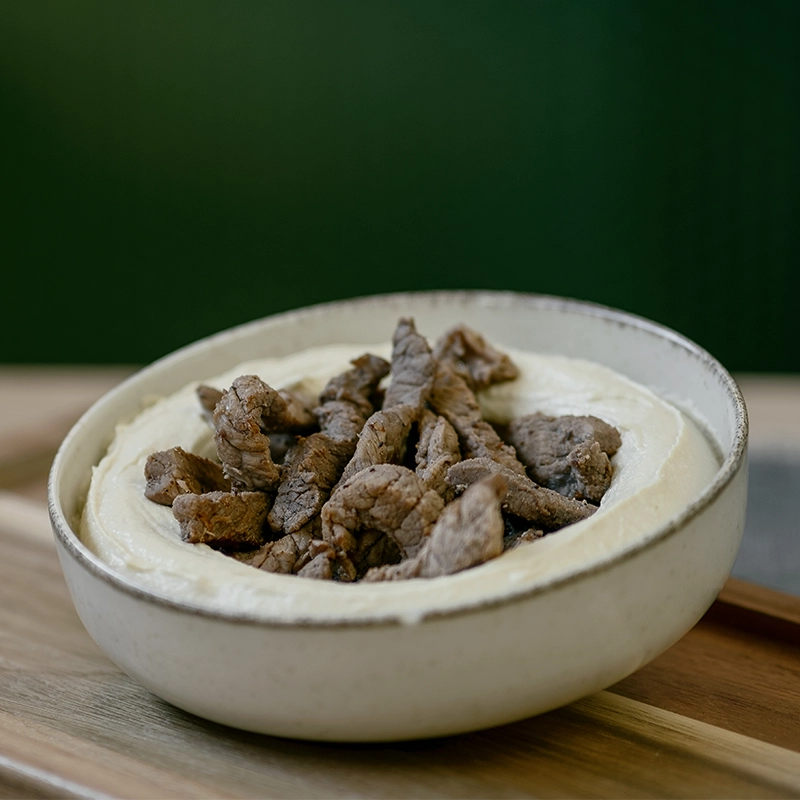 Autentičan libanski humus sa goveđom šavarmom na vrhu