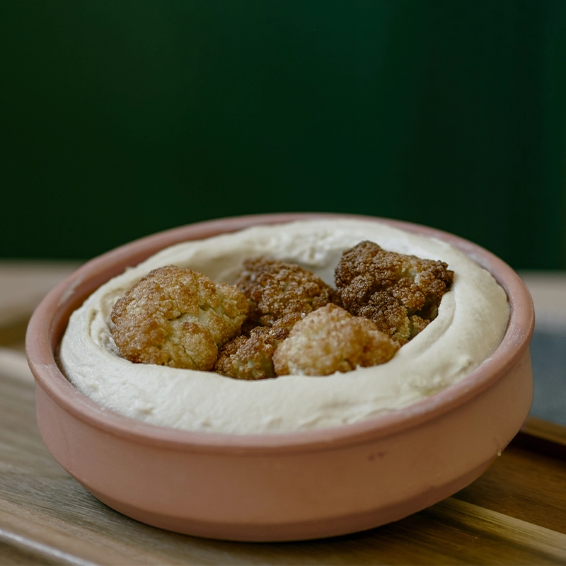 Libanski humus sa karfiolom na vrhu