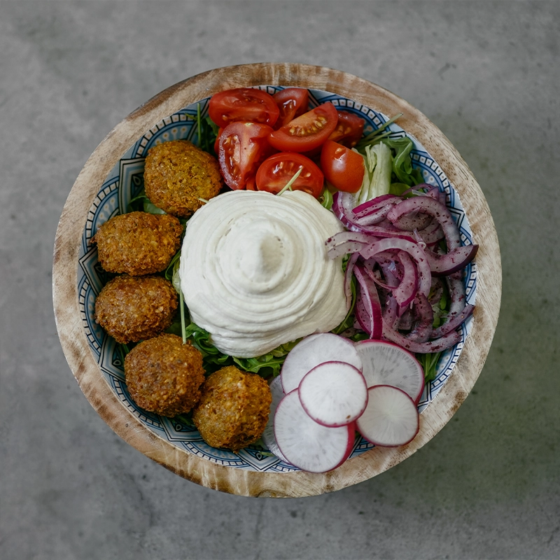 činija sa falafelom, humusom i osvežavajućim povrćem