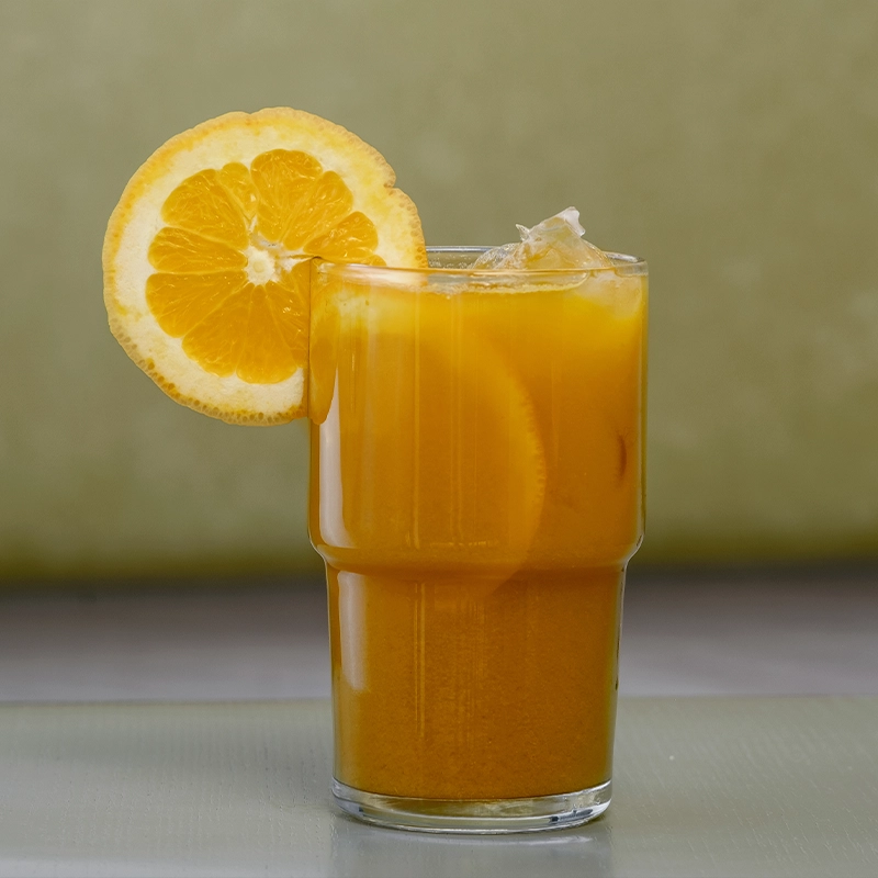 sjajna kombinacija narandže, jabuke, šargarepe i kurkume bez dodatog šećera. odličan izvor vitamina C i antioksidanta za dobru energiju!