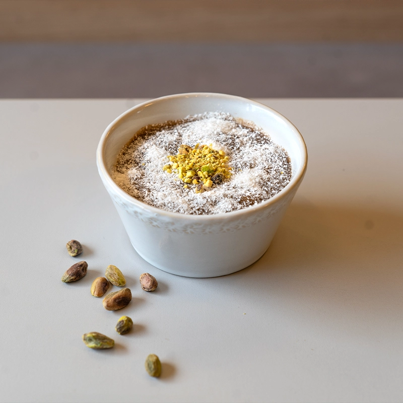 tradicionalni veganski puding posut kokosom i pistaćima
