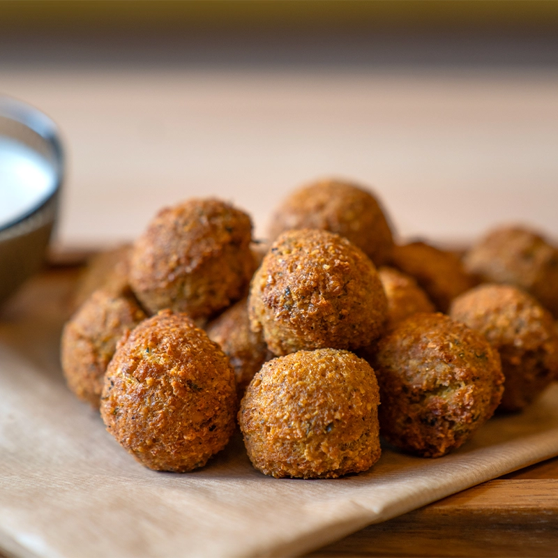 Veganski falafel komadi hrskavi spolja mekani iznutra sa tahini sosom
