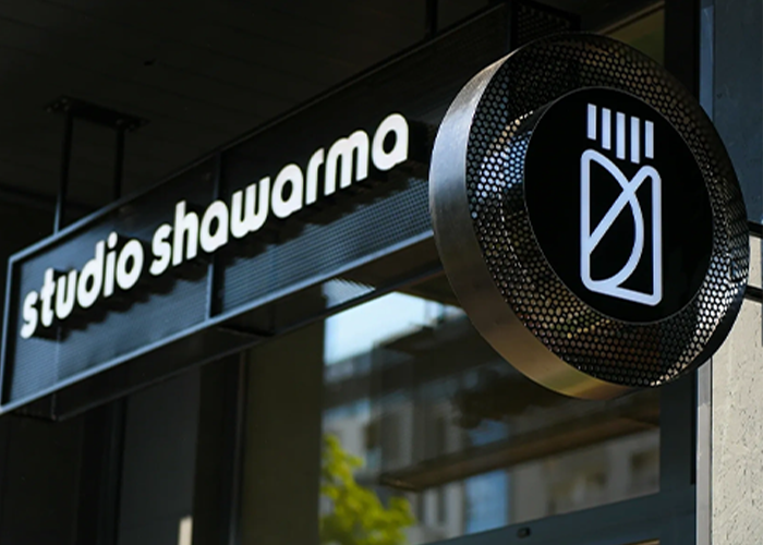 Natpis i logo restorana Studio Shawarma na fasadi lokala, modernog dizajna sa crnim i belim detaljima.